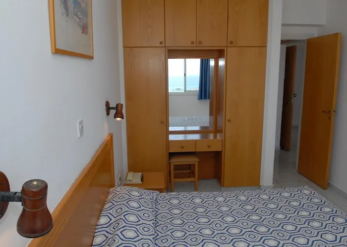 Maistros Aparthotel 2*